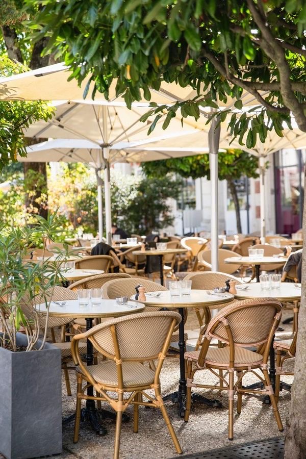 Terrasse du restaurant Le Petit Louvre à Arcachon